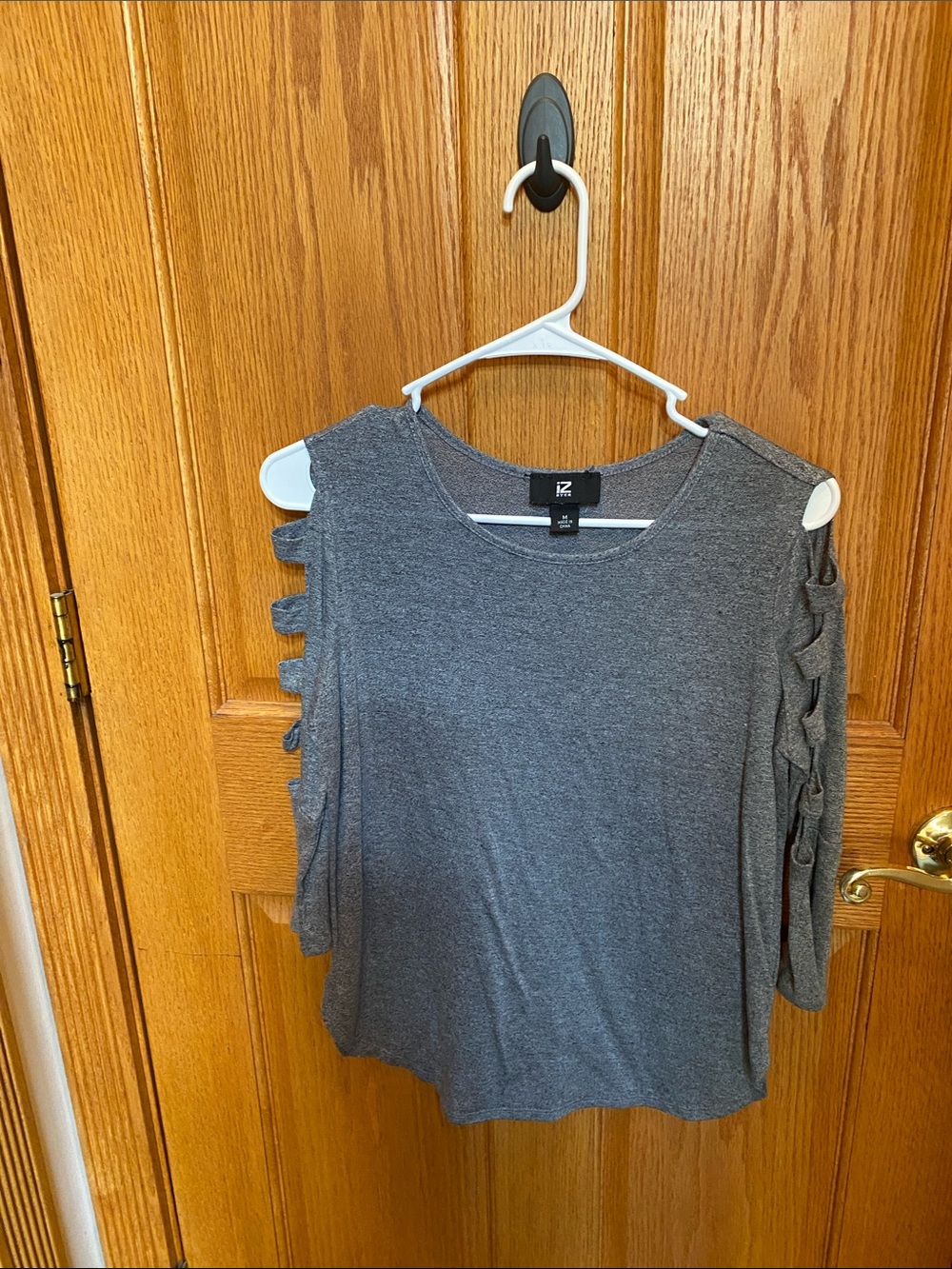 IZ Top with Cut Out 3/4 Sleeves
Size Medium